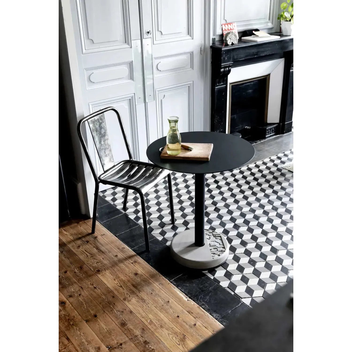DONUT CUTAWAY BISTRO TABLE