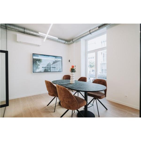 JOY rotating chair with black metal legs